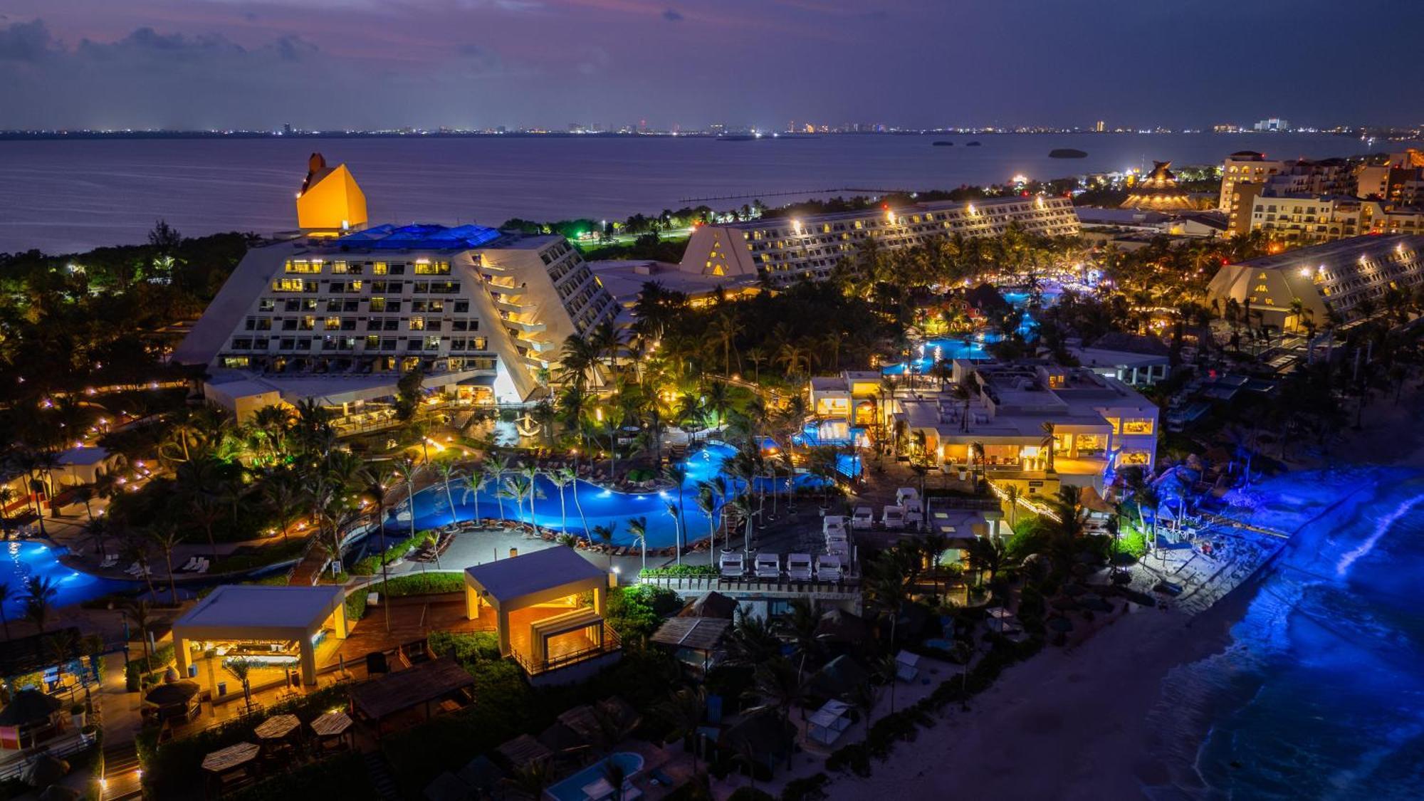 Hotel The Pyramid Cancun By Oasis Esterno foto